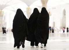 Read more about the article Women traveling without mahram in group