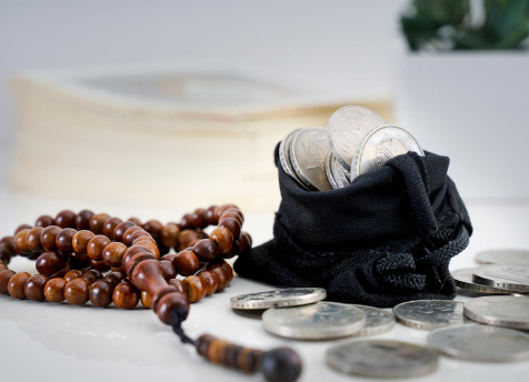 Read more about the article How Does Someone Pay Zakah If They Don’t Earn Though They Own Nisaab For Zakah